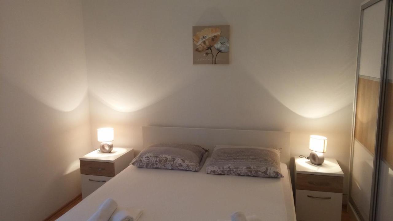 Apartments Petar ฮวาร์ ภายนอก รูปภาพ
